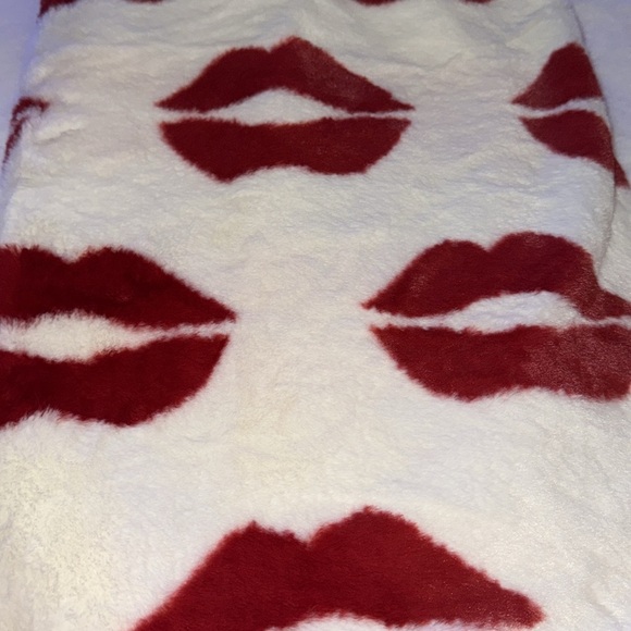 Cupcakes and cashmere, faux fur Valentine’s Day lips throw 💋👄💋👄💋 - Picture 2 of 6